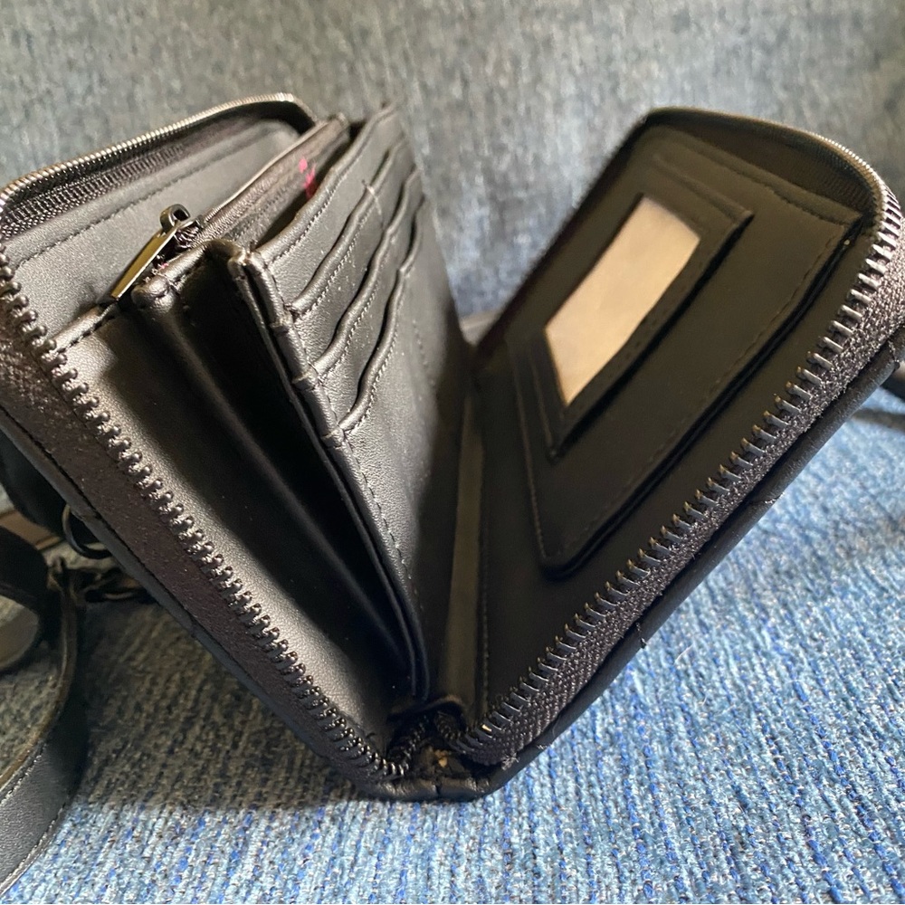 Betsey Johnson 🖤 Black 🖤 Quilted Wallet Size Handbag ✨ - Picture 4 of 8